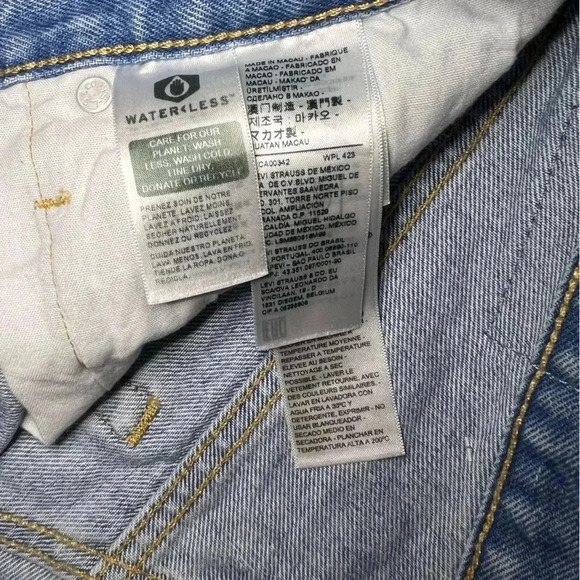 Levi's Women's Premium 501 Original Shorts - Picture 3 of 7